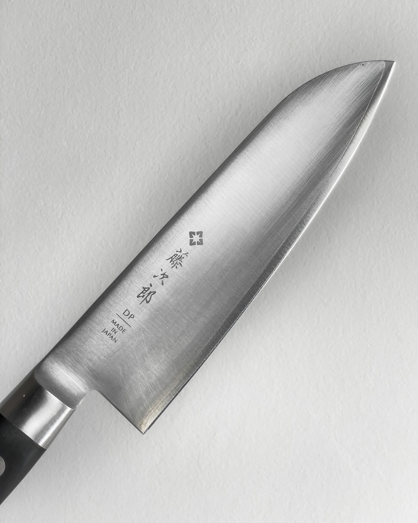 Afilado para este @tojiro_jp Santoku!
Cliente: Daniel

.
.
.
#teloafilo #afilado #cuchillo #piedra #filo #cocina #cuchillosjaponeses #cocinero #restaurant #chef #santiago #chile #instachile #chilegram #corte #afilador #gastronomia #whetstone #sharpening #knives #edge #sharp #grind
