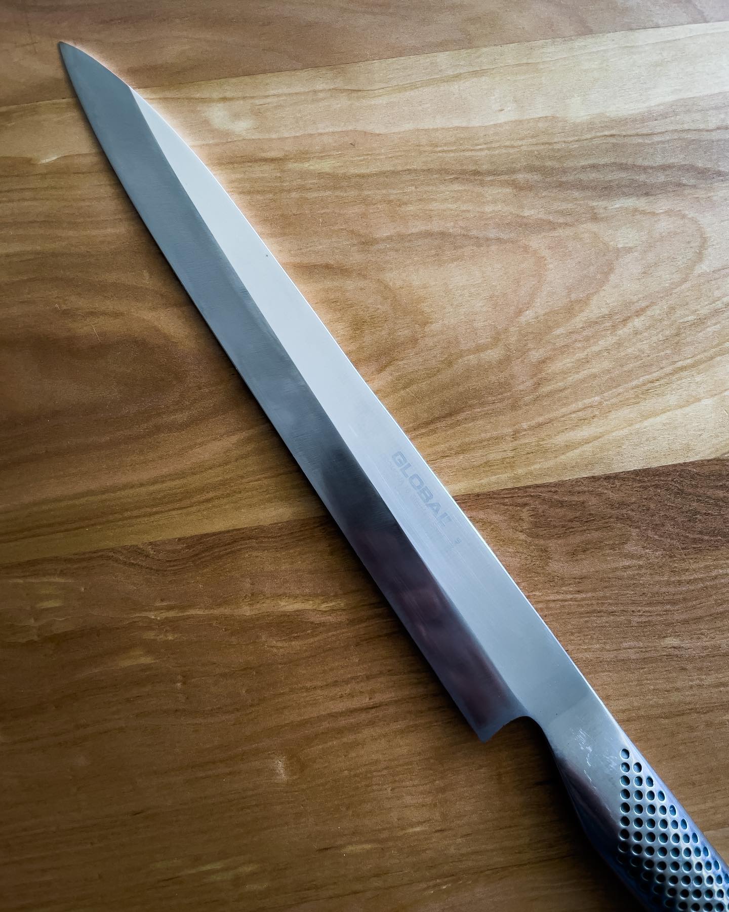 Si no sabes cómo se afila un cuchillo de un solo bisel (Deba o Yanagi por ejemplo), simplemente no lo intentes. Asesórate con alguien que sepa y que pueda transmitirte la forma correcta. Si puedes toma clases 👍🏼
En la foto, Yanagi que requirió corregir hoja y filo debido a malos afilados previos.
Listo para entrega!

.
.
.
#teloafilo #afilado #cuchillo #piedra #filo #cocina #cuchillosjaponeses #cocinero #restaurant #chef #santiago #chile #instachile #chilegram #corte #afilador #gastronomia #whetstone #sharpening #knives #edge #sharp #grind