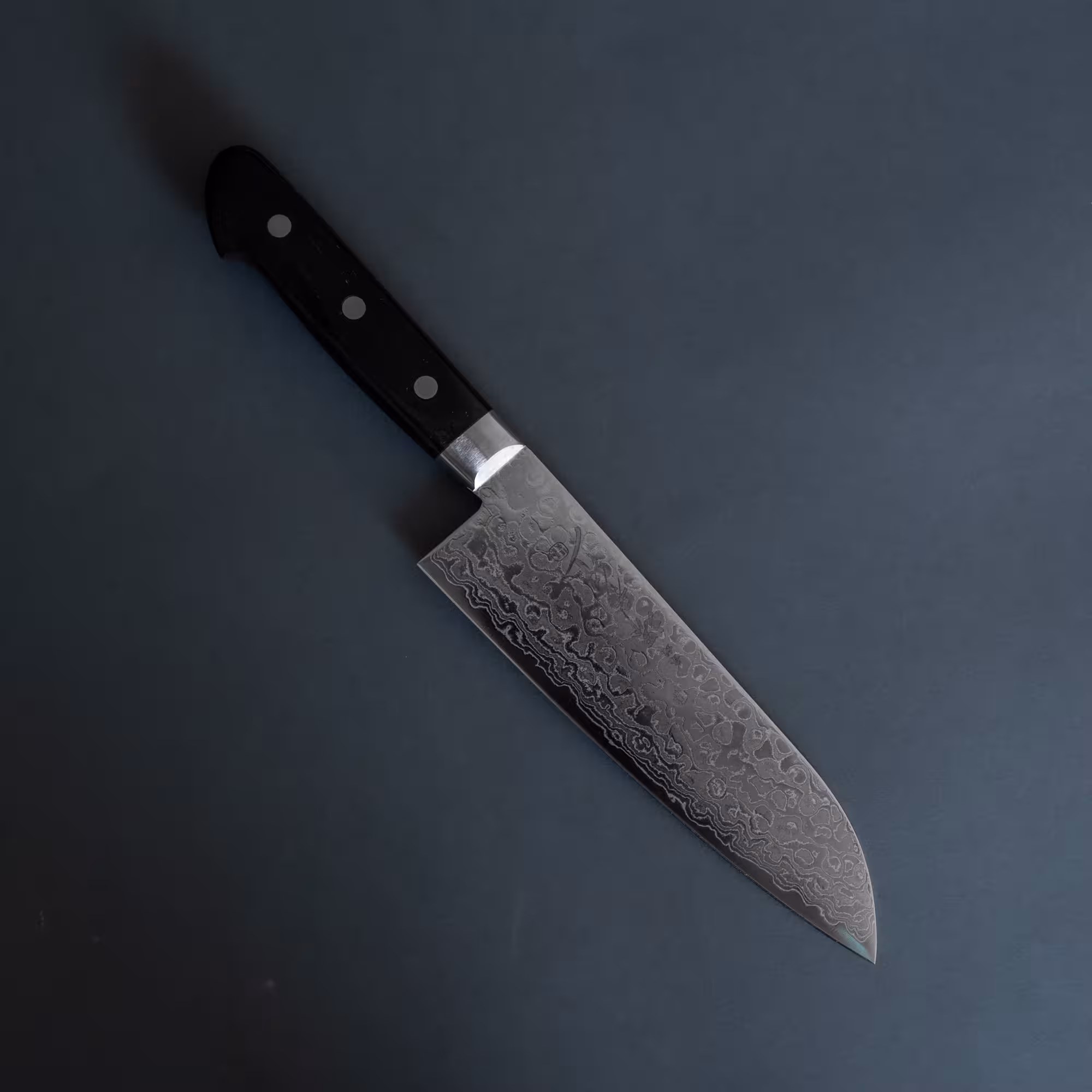 Cuchillo japonés Santoku Sakai Takayuki 170mm acero Damasco pulido